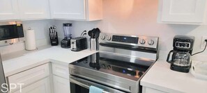 Townhome, Multiple Beds, Kitchen, Garden View (Villas de Laguna 2) | Private kitchen | Fridge, microwave, oven, stovetop