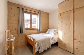 2 bedrooms, desk, WiFi
