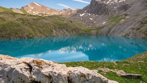 A mountain lake with rocky foreground and distant mountains. - CASA-Mezan, appartement cosy 2 chambres (Aiguilles)