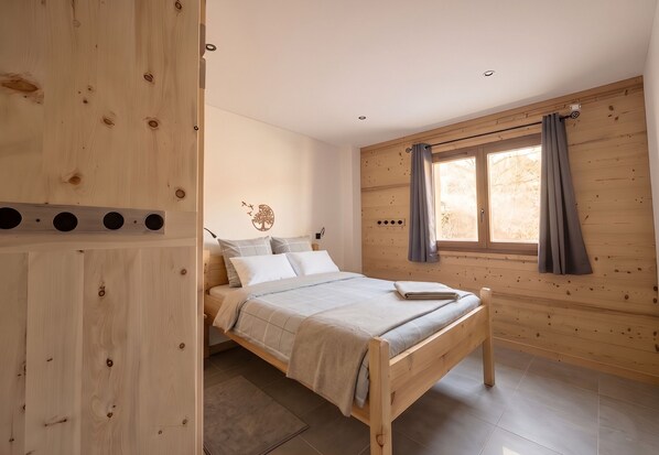 2 bedrooms, desk, WiFi