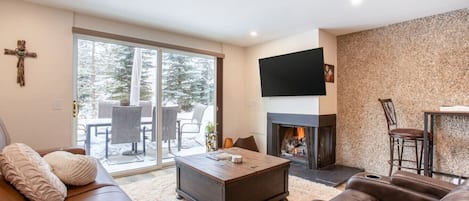 Smart TV, fireplace