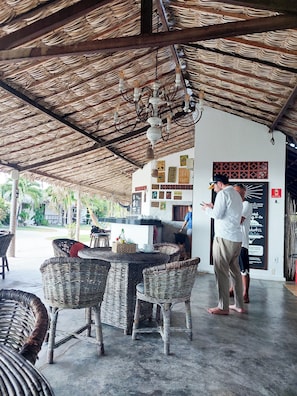 Room, 1 Bedroom, Accessible, Smoking | Dining