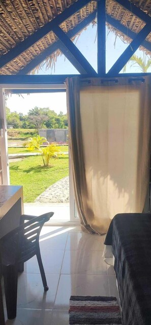 Cabaña económica, 1 cama doble, patio, vistas al jardín | 1 dormitorio, escritorio, espacio para trabajar con un portátil