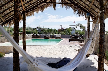 Una piscina al aire libre