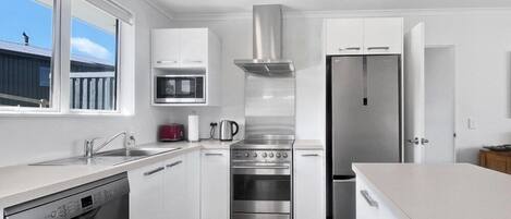 Geladeira, micro-ondas, fogão, cooktop