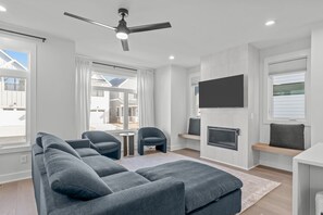 Smart TV, fireplace