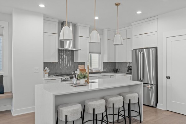 Fridge, microwave, oven, stovetop - Spacious 4 Bedroom House in Charming Downtown Raleigh with Amazing Views! (Raleigh)