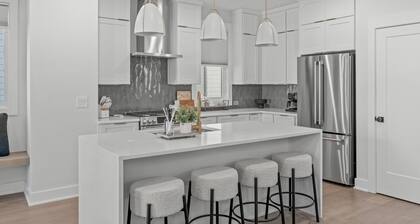 Spacious 4 Bedroom House in Charming Downtown Raleigh with Amazing Views!
