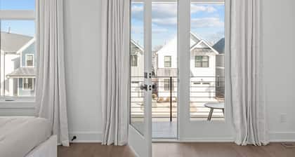 Spacious 4 Bedroom House in Charming Downtown Raleigh with Amazing Views!