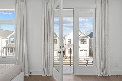 Spacious 4 Bedroom House in Charming Downtown Raleigh with Amazing Views!