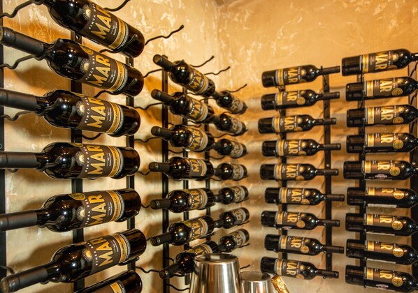 Un porte-bouteilles contenant plusieurs bouteilles de vin.
