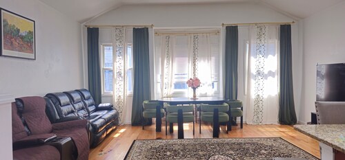 Luxurious 3 bedroom Condo in Jersey City. 10 mins Walk to JSQ Path station