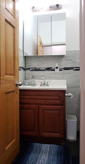 Boblebad, hårføner, håndklær og såpe