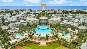 Ein Resort mit mehreren Gebäuden, einem zentralen Pool und Blick auf den Ozean.