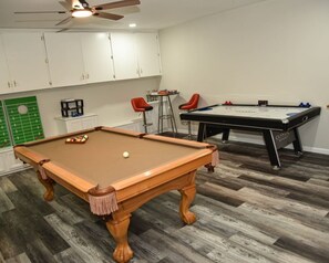 Game room - 4-bedroom house Centrally located with a Game room, pool, Huge Backyard. (Irving)