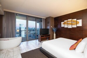 2 bedrooms, desk, iron/ironing board, WiFi