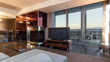 Een smart-tv en een open haard