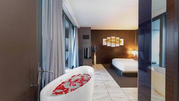 2 bedrooms, desk, iron/ironing board, WiFi