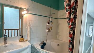 Een haardroger, handdoeken, zeep, shampoo