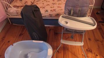 2 slaapkamers, een bureau, reisbedje, gratis wifi