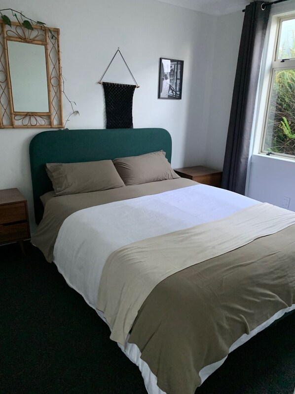 3 bedrooms, iron/ironing board, WiFi, bed sheets
