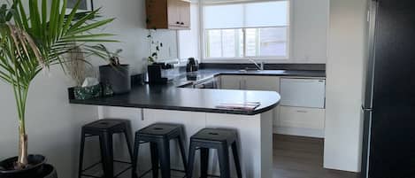 Mikrovågsugn, ugn, spishäll och diskmaskin