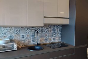 Refrigerador, horno, parrilla de estufa y cafetera y tetera 