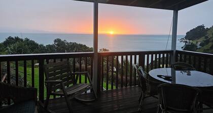 Waikawau Retreat. Private home, overlooking the sea, covered deck to entertain.