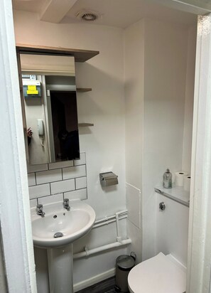 Dusj, hårføner, håndklær og såpe