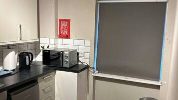 Refrigerador, microondas, tetera/pava eléctrica, tostadora