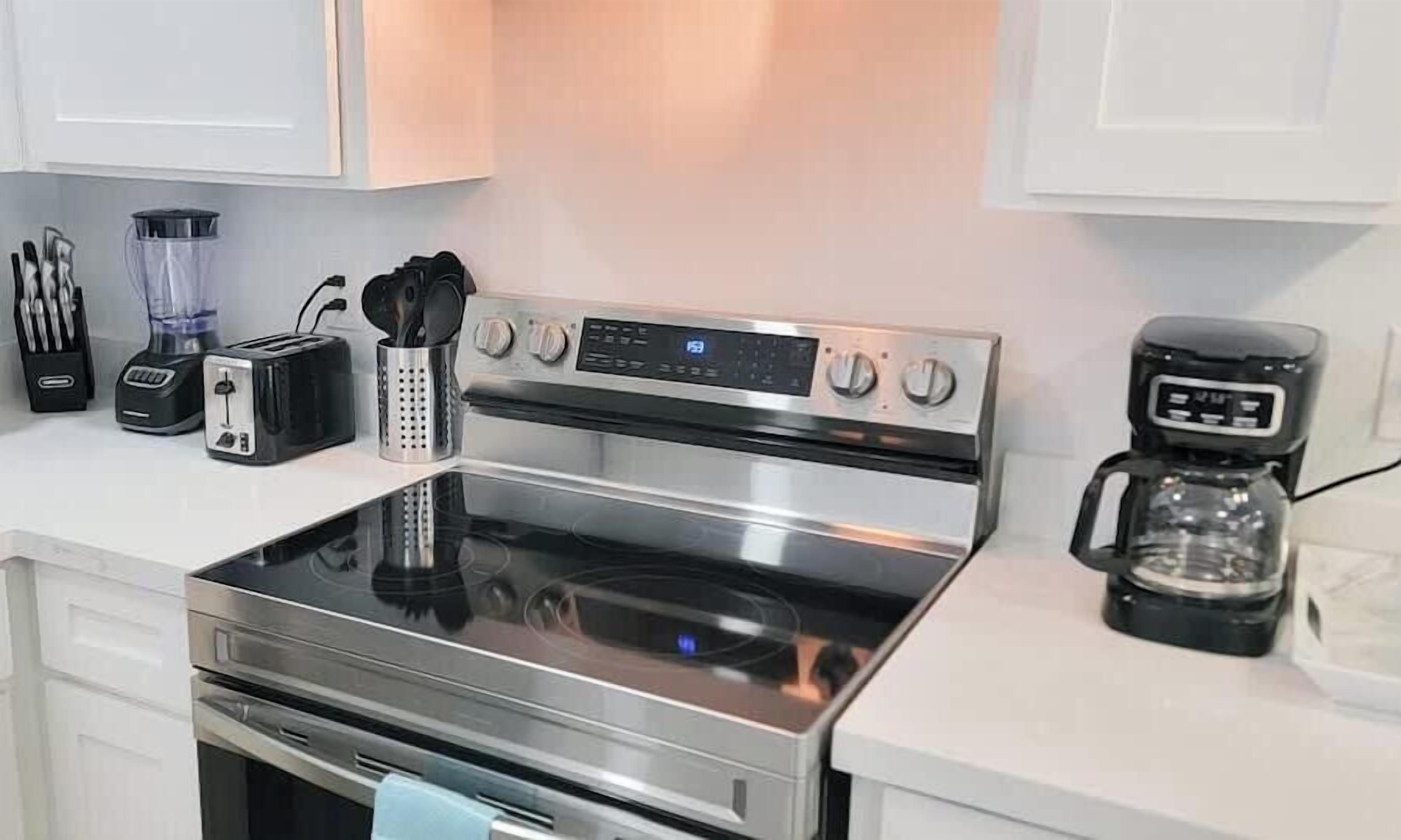 Condo, Multiple Beds, Kitchen, Garden View (Villas de Laguna 3) | Private kitchen | Fridge, microwave, oven, stovetop