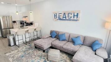 Appartement, Meerdere bedden, keuken, uitzicht op tuin (Villas de Laguna 3) | Woonruimte | Een 75-inch flatscreentelevisie met digitale zenders