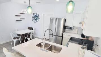 Appartement, Meerdere bedden, keuken, uitzicht op tuin (Villas de Laguna 3) | Privékeuken | Een koelkast, een microgolfoven, een oven, een kookplaat