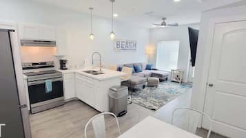 Condo, Multiple Beds, Kitchen, Garden View (Villas de Laguna 3) | Interior