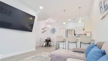 Condo, varias camas, cocina, vista al jardín (Villas de Laguna 3) | Área de sala de estar | Televisión de pantalla plana de 75 pulgadas con canales digitales