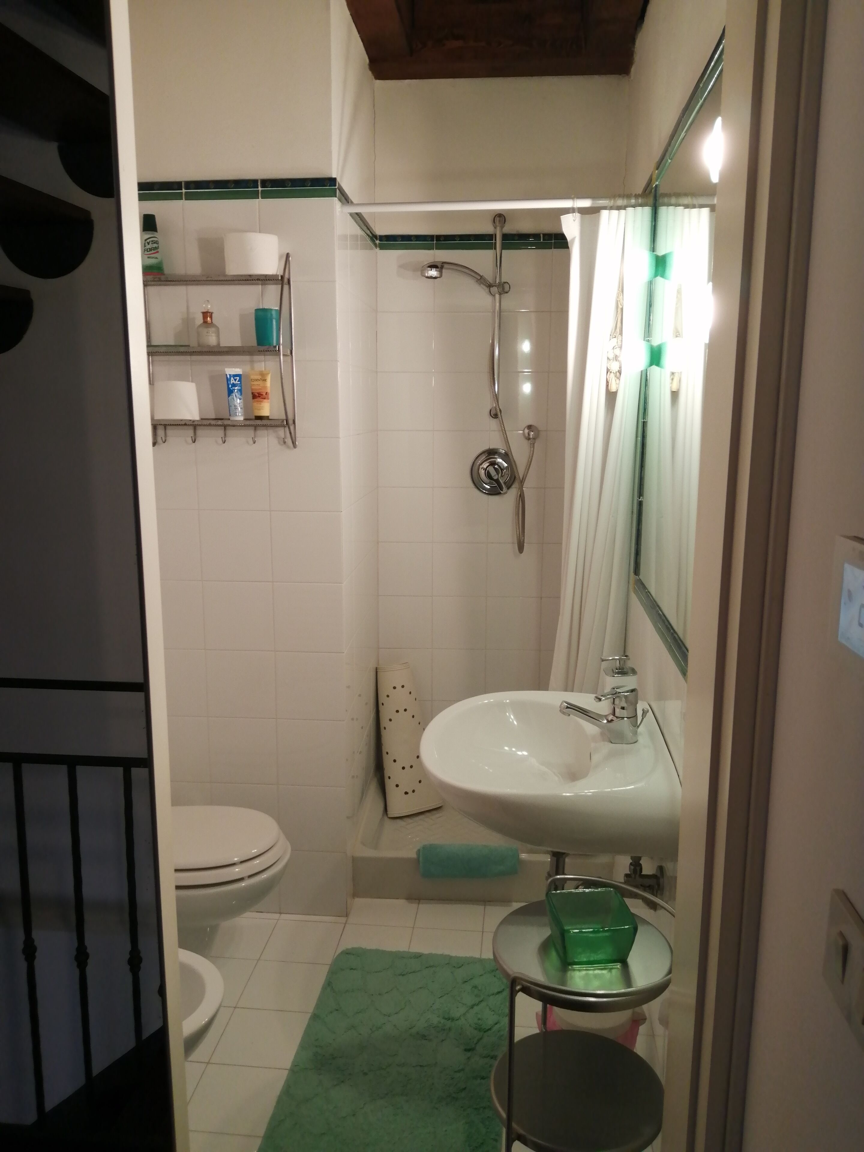 Sèche-cheveux, serviettes fournies, savon, papier toilette