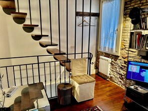 Un escalier avec des marches en bois et un siège rembourré en bas.