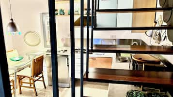 Kühlschrank, Mikrowelle, Herdplatte, Wasserkocher mit Kaffee-/Teezubehör