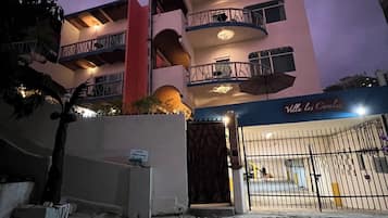 住宿正面 (夜晚)