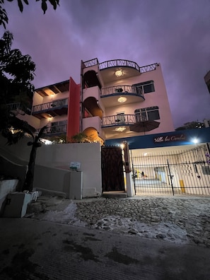Fachada da propriedade à noite