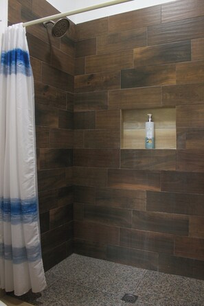 Standard-Studio | Badezimmer | Haartrockner, Handtücher, Seife, Shampoo