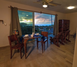 Deluxe Room, Sea View | Dining room