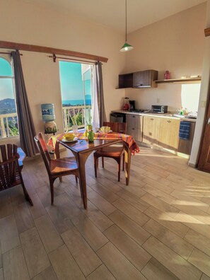 Estudio Deluxe, vista al mar | Caja de seguridad en la habitación y tabla de planchar con plancha 