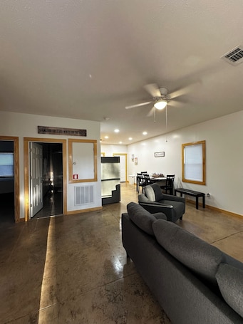 Interior. Charming 2-BR house in country setting; close to Meridian. Pet friendly/AC/WiFi