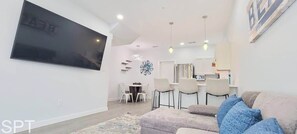 Lägenhet - flera sängar - kök - utsikt mot trädgården (Villas de Laguna 4) | Vardagsrum | 75-tums platt-tv med digitalkanaler