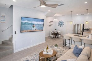 Lägenhet - flera sängar - kök - utsikt mot trädgården (Villas de Laguna 4) | Vardagsrum | 75-tums platt-tv med digitalkanaler