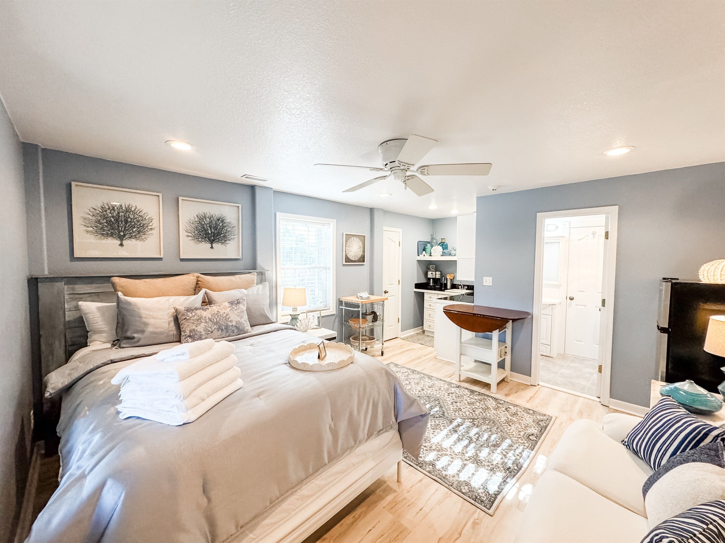 1 soverom, strykejern/-brett, internettilgang og sengetøy