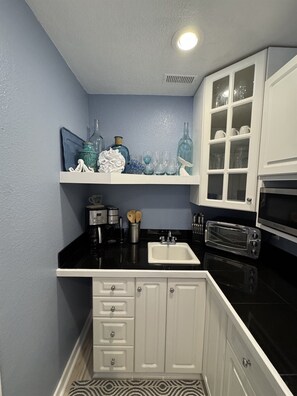 Fridge, microwave, coffee/tea maker, toaster - 4x4 Corolla, Waterfront, Dock, Wild Horses, Kayak (Corolla)