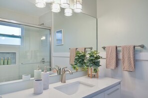 Een douche, een haardroger, handdoeken, zeep