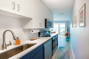 Fridge, microwave, oven, stovetop - Longboat Key waterfront condo-a short walk to the beach & bay! (Longboat Key)